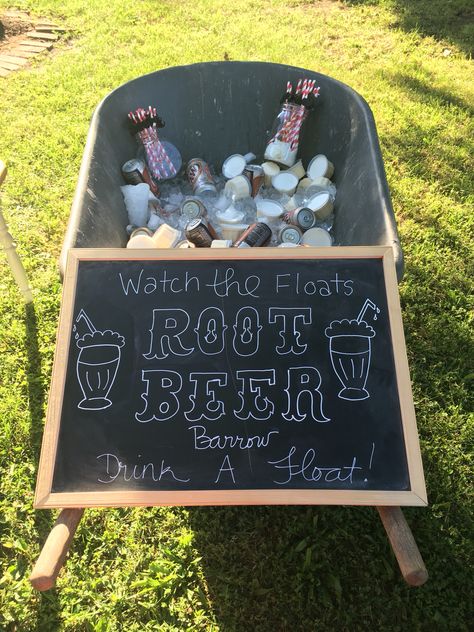 Ice cream cups and root beer in a wheel barrow! Super fun and easy way to have root beer floats!!! This was for a parade, but would work for a BBQ! Root Beer Float Wedding, Root Beer Float Bar, Float Bar, Root Beer Floats, 5th Grade Graduation, Ice Cream Cups, Drink Stand, Wheel Barrow, Beer Float