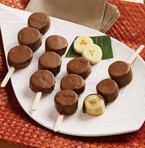 Postre con bananas Diy Luau, Chocolate Dipped Bananas, Banana Dip, Choco Banana, Chocolate Covered Bananas, Banana Recipes, Luau Party, Fun Kids Food, Ideas Party