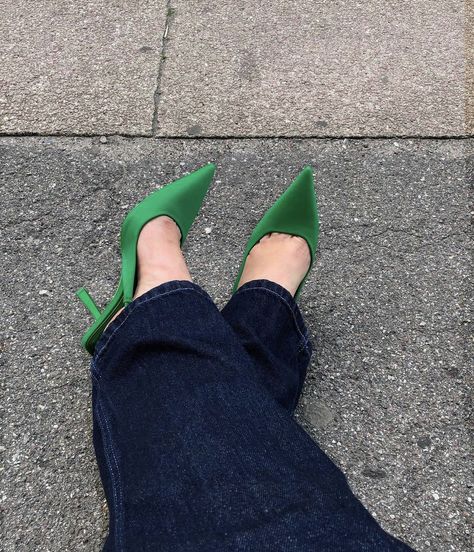 Green Pointed Heels, Green High Heels Aesthetic, Green High Heels Outfit, Green Pumps Outfit, Emerald Green Outfit Aesthetic, Green Heels Aesthetic, Snakeskin Heels Outfit, Green Heels Outfit, Emerald Green Outfit