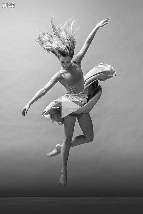 ▷ The Art of Dance Photography: The Russian photographer Alexander Yakovlev creates very beautiful portraits of classical dancers in the middle of white flour. dance choreography videos, dance choreogr..?