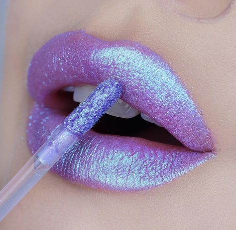 Bold Lip Look | Unicorn Lips | Holographic Lipstick | Lime Crime Lipstick | Purple Lipstick | Blue Reflects #bold #purple #holographic #blue #reflects #unicorn Pin: @amerishabeauty Warm Tone Lipstick, Holographic Lipstick, Lipstick Purple, Unicorn Pin, Purple Holographic, Lip Art Makeup, Holographic Blue, Blue Lipstick, Glitter Lipstick