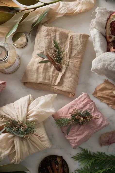 Come fare confezioni regalo particolari e sostenibili con il Furoshiki Simone Leblanc, Wrapped Presents, Gift Wrapping Inspiration, Diy Holiday Gifts, Creative Gift Wrapping, Navidad Diy, Diy Gift Wrapping, Beautiful Gift Wrapping, Holiday Gift Wrap