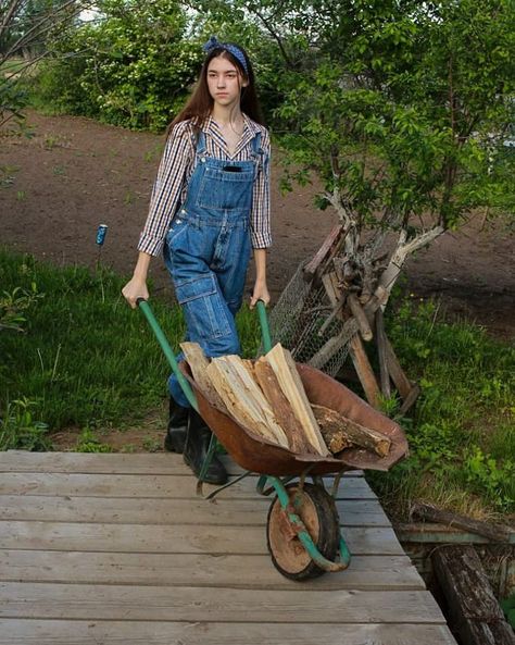 Salopette Outfit, Farmer Fashion, Retinol For Acne, Best Retinol, Female Farmer, Overalls Fashion, Farm Clothes, Leather Thigh High Boots, Overall Outfit