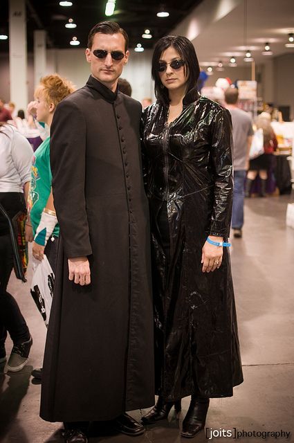 Matrix cosplay.  This would be fun to do with Dale for this year's comic con. Matrix Cosplay, Neo And Trinity, Cosplay Couple, Couples Cosplay, Couple Cosplay, Comic Con Costumes, Awesome Cosplay, Epic Cosplay, Cos Play