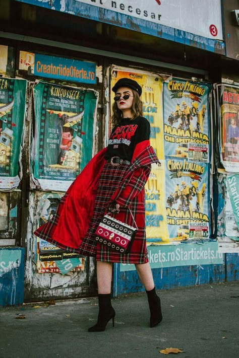 Tartan Skirt Outfit, Vivian Westwood, Street Skirt, Trendy Christmas Outfits, Tartan Skirt, Skirt Casual, Holiday Attire, Red Outfit, Upcycle Clothes