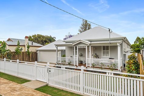 See inside this stunning Toowoomba cottage renovation - Queensland Homes Magazine Queenslander Back Deck, Queenslander Homes Exterior Verandas, Queenslander Cottage Renovation, Queenslander Interior Design, Modern Queenslander Exterior, Colonial Queenslander, Queensland Cottage, Queenslander Homes Interior, White Weatherboard House