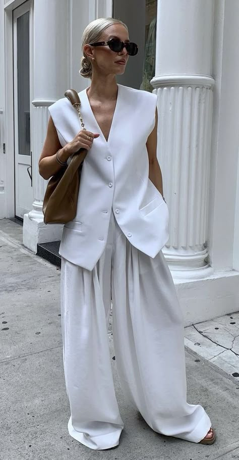 Vest Outfits Summer, People Arguing, Total White Outfit, Outfit Wide Leg, Outfits Sleeveless, History Professor, Trousers White, Sleeveless Blazer, White Look