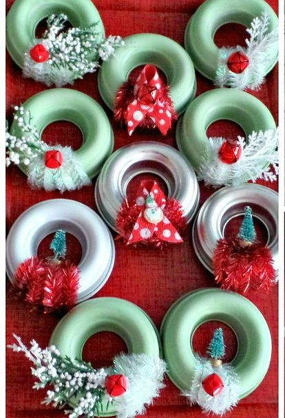 christmas decor vintage jello mold mini wreaths, christmas decorations, crafts, repurposing upcycling, seasonal holiday decor, wreaths Hello Mold Crafts, Mini Wreaths Christmas, Diy Gift Bow, Vintage Jello, Vintage Jello Molds, Tart Tins, Bundt Pans, Christmas Decor Vintage, Christmas Wreaths With Lights