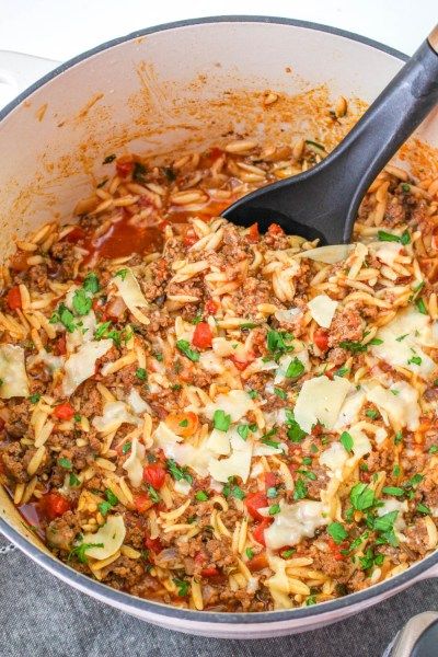 One Pot Ground Beef Orzo - The Rockstar Mommy Easy Recipe Using Ground Beef, Beef Orzo, Discard Cinnamon Rolls, Sourdough Discard Cinnamon Rolls, Orzo Recipes Side, Orzo Recipe, Leafy Green Salads, Orzo Recipes, Homemade Dinner Rolls