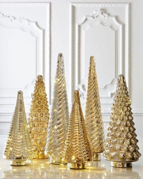 Here are 35 gold Christmas decorations and gold holiday decor. Here are some tips on how to decorate for the holidays with gold Christmas decor. #holidays #holidaydecor Nba Christmas, Gold And Silver Christmas, Gold Holiday Decor, Christmas Tree Gold, Rose Gold Christmas Decorations, Gold Christmas Tree Decorations, Silver Christmas Decorations, Rose Gold Christmas, Golden Christmas