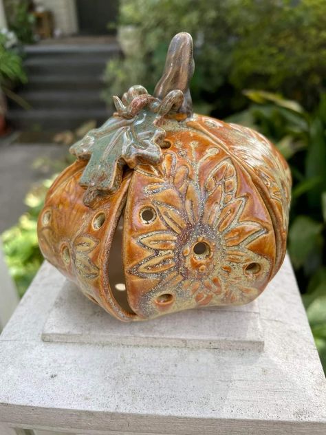 Garden Clay Ideas, Ceramic Pumpkins Pottery, Autumn Pottery, Halloween Pottery, Pumpkin Pottery, Ceramic Pumpkins, Ceramics Pottery Bowls, Slab Ceramics, Handmade Ceramics Plates