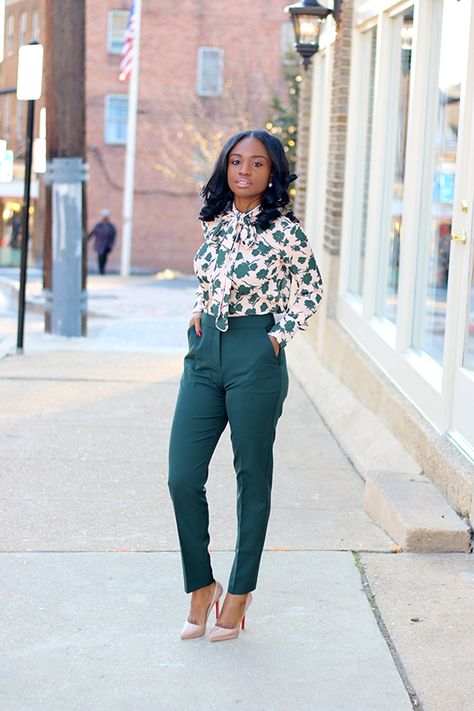 Green: Pussybow Blouse and Tailored Pants | Prissysavvy Fashionable Business Attire, Chic Business Attire, Work Attire Women, Official Wear, Work Outfits Frauen, Business Professional Attire, Fashionable Work Outfit, Corporate Dress, Business Attire Women