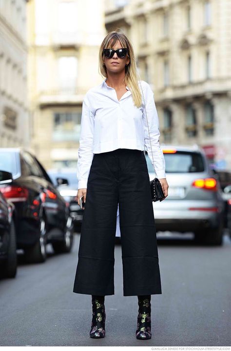 Black Culottes Outfit, Culotte Outfit, Architect Fashion, Moda Over 40, How To Wear Culottes, Culottes Outfit, Black Culottes, Leather Culottes, Culotte Style