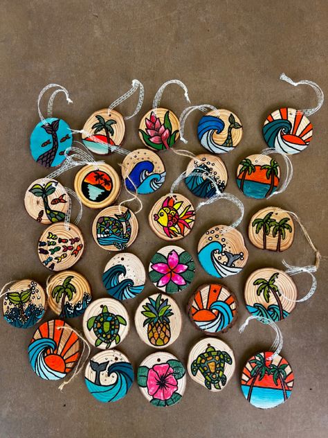 Wood Cookies Ideas, Wooden Keychain Painting, Wooden Keychain Ideas, Hand Painted Tree, Woodburning Ideas, Fondant Flower Tutorial, Wood Cookies, Keychain Ideas, Wooden Keychain