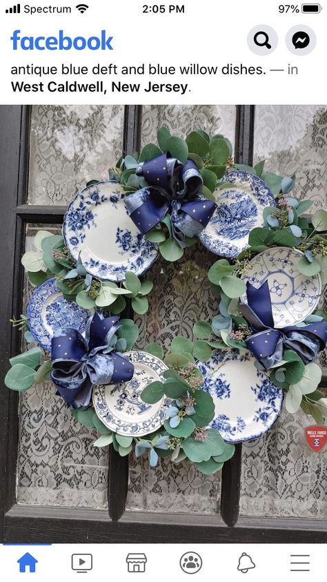 Plate Wreath Diy, Plate Wreaths, Plate Wreath, Blue And White Plates, Wreath Unique, Blue White China, Teacup Crafts, China Crafts, Chinoiserie Christmas