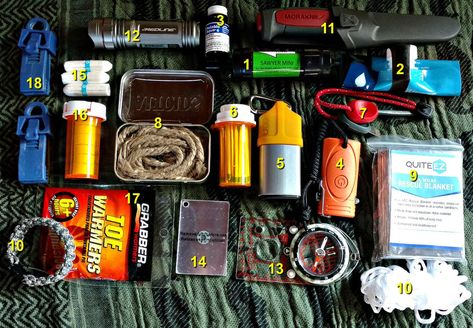 Small Survival Kit, Wilderness Survival Kit, Mini Survival Kit, Survival Tool Kit, Camping Survival Kit, Survival Kit Ideas, Survival Fishing Kit, Mochila Edc, Survival Kit Items