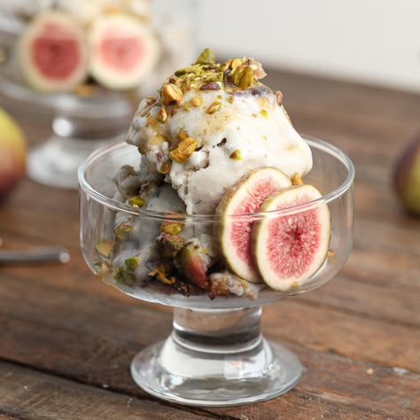 Pistachio Ice Cream Recipe, Fig Pistachio, Blender Ice Cream, Holiday Ice Cream, Roasted Figs, Honey Ice Cream, Fine Dining Desserts, Pistachio Ice Cream, Fig Recipes