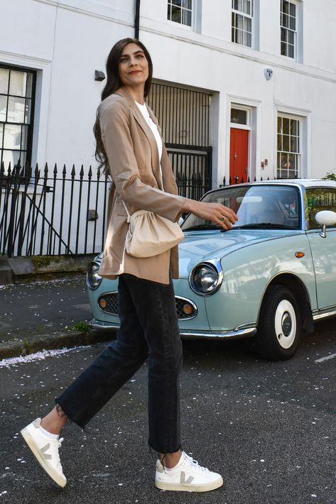 Beige Veja Sneakers Outfit, Veja Office Outfit, Office White Sneakers Outfit, Veja White Sneakers Outfit, White Sneakers Work Outfit, Beige Blazer Outfits Women, Beige Blazer Outfit, Blazer Outfits Women, Neutral Spring Outfit