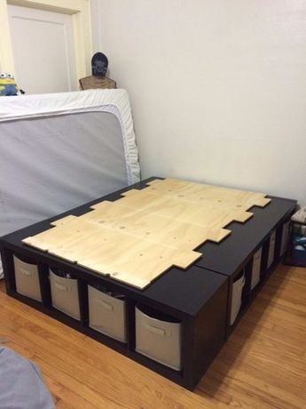 A bed made from 3 storage cubes and a piece of plywood.... Brilliant! Shelf Decor Bedroom, Bedroom Hacks, Apartment Storage, Storage Cubes, Diy Bed Frame, Dekorasi Kamar Tidur, Tiny Bedroom, Diy Bed, Bed Ideas