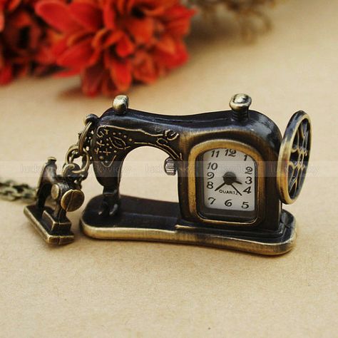 te mooi voor woorden!! Swing Machine, Tick Tock Clock, Pocket Watch Necklace, Time Keeper, Antique Sewing Machines, Old Clocks, Pocket Watch Antique, Vintage Pocket Watch, Vintage Sewing Machine