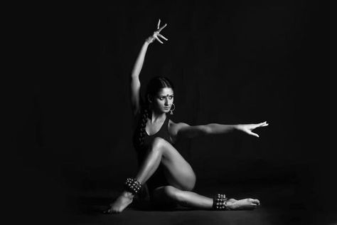 Shakti Mohan, Dance India Dance, Dancing On The Edge, African Princess, Fashion Model Poses, Pakistani Fashion Casual, Shall We Dance, Fred Astaire, Indian Dance