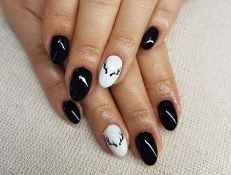 Antler Nails Christmas, Bull Horn Nails, Antler Nail Designs, Deer Antler Nail Art, Nails For Hunting Season, Long Horn Nail Design, Hunting Acrylic Nails, Western Black And White Nails, Nails With Deer Design