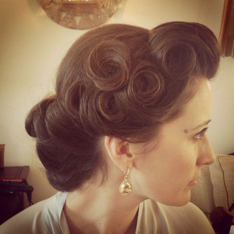 Extremely elegant hairstyle that reminds me of the Hollywood glamor of the twenties of the last century. Cabelo Pin Up, 40s Hairstyles, Event Hair, 1950s Hairstyles, 50s Hairstyles, Victory Rolls, 1940s Hairstyles, Rockabilly Hair, Vintage Wedding Hair