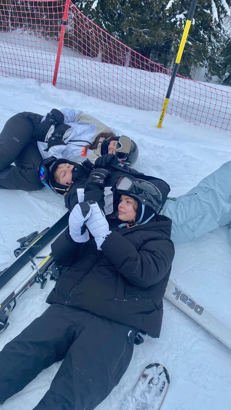 Winter Vacation With Friends, Ski Trip With School, Friends Ski Trip, Ski Trip Friends, Skiing School Trip, School Ski Trip Aesthetic, Swiss Boarding School Aesthetic, Snow Pics With Friends, Snow Boarding Aesthetic