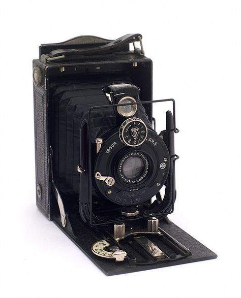 Voigtländer Vag Classic On-the-go Shoulder Camera Bag, Daguerreotype Camera, Classic Camera Bag With Adjustable Strap For On-the-go, Film Equipment, 1940s Camera, Bed Full, Antique Cameras, Photo Gear, Classic Camera