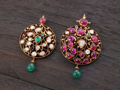 Indian Jewellery and Clothing: Elegant temple ruby jewellery from Arnav jewellers.. Antic Jewellery, Bridal Jewels, Antique Jewelry Indian, Gold Pendant Jewelry, Antique Gold Jewelry, Pearl Jewelry Necklace, Gold Jewelry Simple, India Jewelry, Gold Earrings Designs