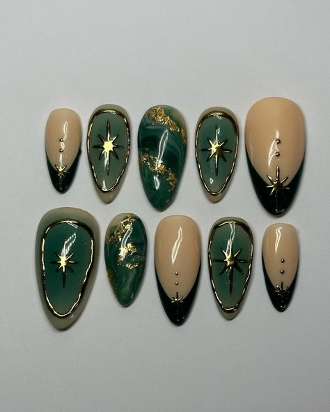 OBSESSED with this green and gold combo 😮‍💨😮‍💨 Available now in my Etsy or DM to buy 🤍 #pressonnails #falsenails #almondnails #goldchrome #greennails #goldleaf #marblenails #smallbusiness Green Stilleto Nail, Nails Matching Green Dress, Phthalo Green Nails, Dark Academia Nail Designs, Halloween Abstract Nails, Forest Green Coffin Acrylic Nails, Green Brown And Gold Nails, Green Gold Nails Acrylic, Dark Green Nails With Gold Flakes