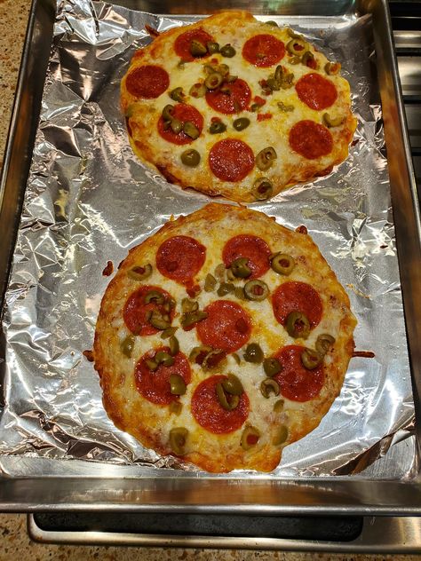 Flour Tortilla Pizza, Recipe Using Tortillas, Personal Pizzas, Individual Pizzas, Tortilla Pizza, Warm Kitchen, Personal Pizza, Easy Homemade Pizza, Tortilla Recipe