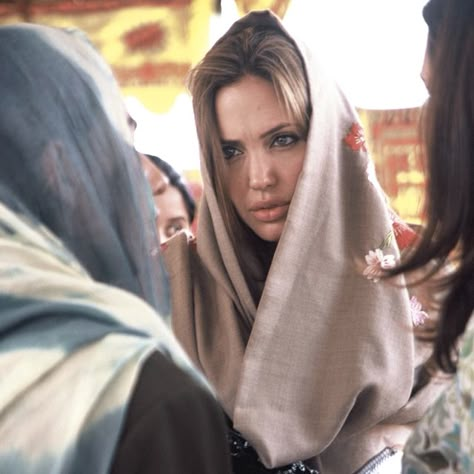 Angelina wearing Afghan Hands shawl John Voight, Brad Pitt And Angelina Jolie, Angelina Jolie Photos, Jolie Pitt, Julia Roberts, Angelina Jolie, Brad Pitt, Middle East, Role Models