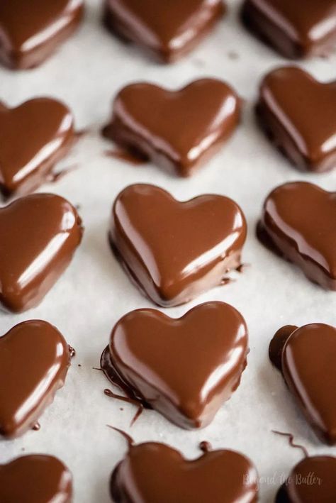 Peanut Butter Hearts, Cool Diet Recipes, Valentine's Chocolate, Pastry Packaging, Gluten Free Marshmallows, Fabulous Desserts, Chocolate Peanutbutter, Heart Chocolate, Peanut Butter Eggs