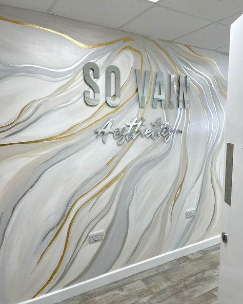 R a c h e l S a r a h’s Instagram photo: “✨🤍𝑆𝑂 𝑉𝐴𝐼𝑁🤍✨ How stunning does the gorgeous @sovainaesthetics wall mural look 🤩 @sovainaesthetics wanted silver tones and to add a touch…” Lash Room Photo Wall, Beauty Salon Photo Wall, Hair Salon Photo Backdrop Wall, Salon Photo Backdrop Wall, Spa Mural, Spa Room Ideas Estheticians, Beauty Bar Ideas, Clinic Beauty, Spa Room Ideas