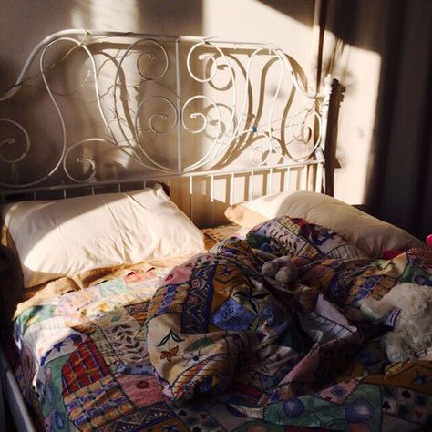 Winter Bedroom Aesthetic, Cozy Bed Aesthetic, Peter Pettigrew Aesthetic, Cozy Winter Bedroom, Winter Bedroom, Peter Pettigrew, Cool Room, Lily Evans, Dream Apartment