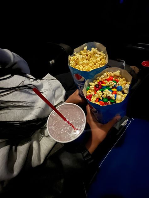 Movie Night With Sister, Family Cave, Couples Movie Night, Calm Pics, Movie Theater Snacks, Sisters Movie, Sister Goals, Cinema Popcorn, Girls Night Movies