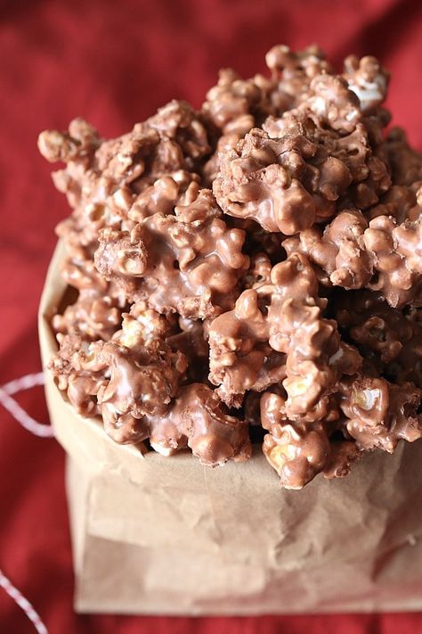 Fudge With Marshmallows, Popcorn Recipes Chocolate, Popcorn Recipes Easy, Marshmallow Popcorn, Popcorn Treats, Homemade Popcorn, Popcorn Balls, Popcorn Snacks, Snack Mixes