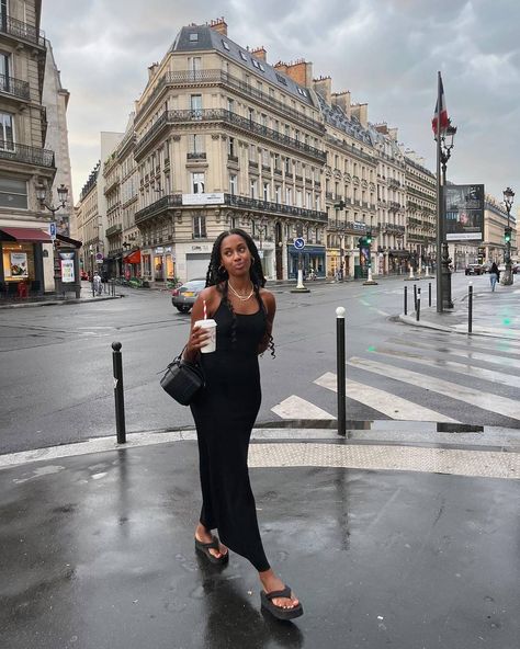 The 6 Stylish Travelers You'll Find at Paris Airports | Who What Wear Paris Airport, Wave Sweater, Charles De Gaulle Airport, Vacation Looks, Summer Lookbook, French Women, Best Dressed, Maxi Knit Dress, French Girl