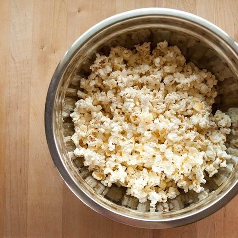 How To Make the Best Caramel Popcorn Stovetop Popcorn, Perfect Popcorn, Waffle Cookies, Lunch Appetizers, Pop Popcorn, Alton Brown, Caramel Popcorn, Food History, Cooking Lessons