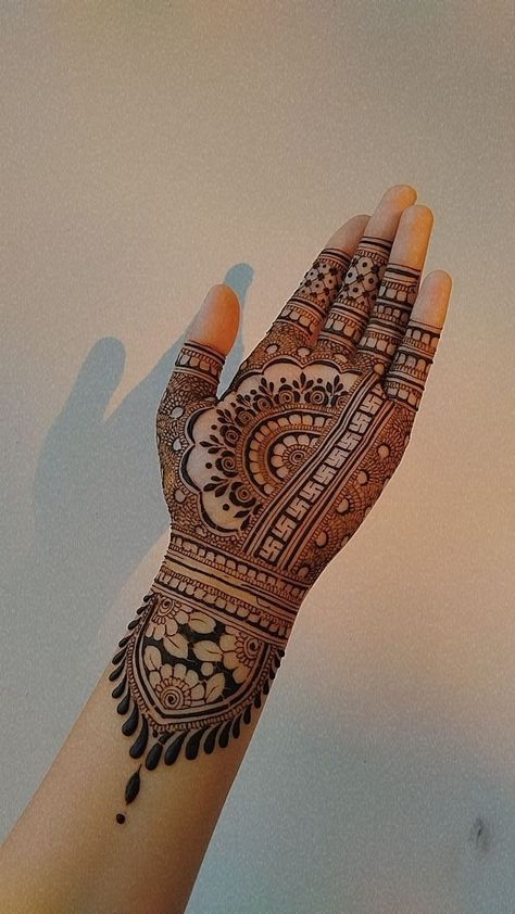 Women Inked Goddess Aesthetic Mehndi Designs For Diwali, Heena Mehendi Designs Diwali, Aesthetic Diwali Mehendi, Rakhi Special Mehndi Designs Simple Hand, Aesthetic Diwali Mehendi Designs, Simpel Mahadi Front Hand, Rakhi Special Mehndi Designs Back Hand, Mehedi Henna Ideas Front Hand, Diwali Mehndi Ideas