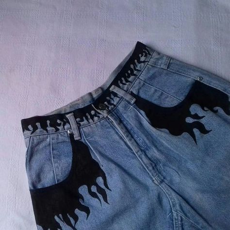 Pants Painting Ideas Aesthetic, Jean Art Painting, Art On Pants, Shirt Painting Ideas, Denim Painting, Painting Jeans, Custom Jeans Diy, Denim Diy Clothes, Diy Pants