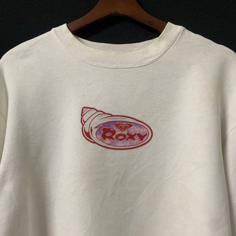 Vintage Surf Sweatshirt, Surf T Shirts Vintage, Vintage Surf Fashion, Vintage Roxy Clothes, Vintage Surf Shirt, Vintage Surf Tee, Roxy Core, Roxy Outfit, Vintage Surf Aesthetic