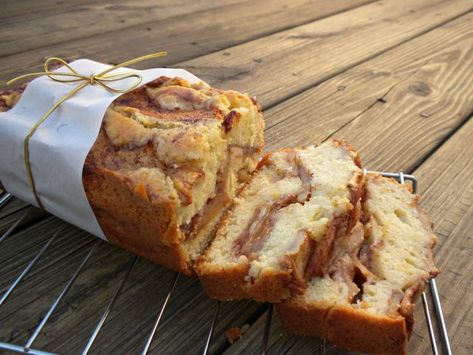 Jewish Apple Cake, Apple Loaf, Jewish Holiday Recipes, Apple Cakes, Easy Apple Cake, Jewish Cuisine, Cake Fork, Apple Bread, Apple Cake Recipes