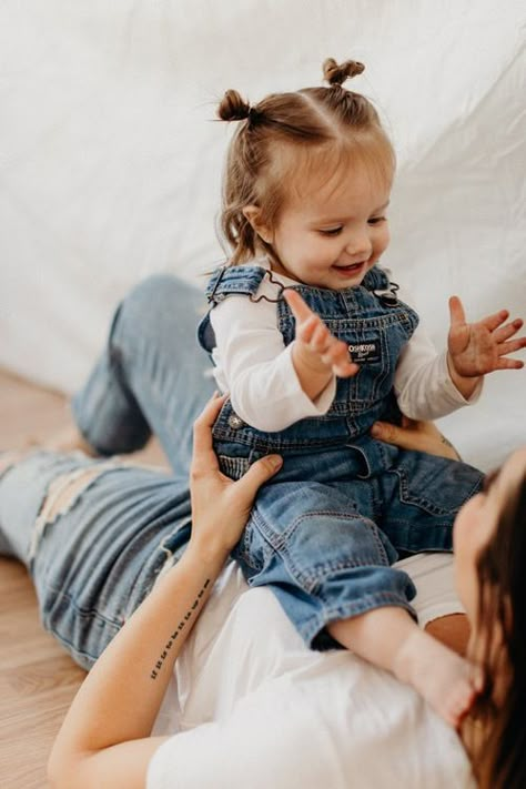 Gifts Basket Ideas, Mother's Day Gifts From Kids, Mother Day Photoshoot, Mother Day Photoshoot Mini Sessions, Studio Family Photos, Baked Gifts, Daughter Photo Ideas, Family Photo Outfit Ideas, Motherhood Session