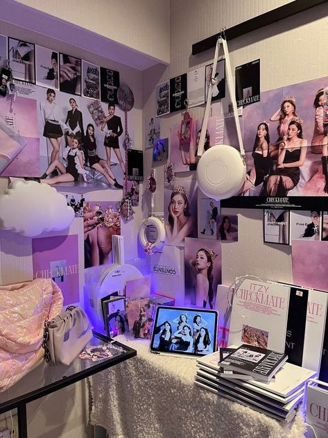 Midzy Room Decor, Itzy Room Decor, Blackpink Room Ideas, K-pop Room, Kpop Aesthetic Room, Kpop Room Ideas, Kpop Rooms, Kpop Albums Shelf, Bedroom Organization Tips