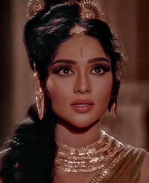 Old Bollywood Aesthetics, Indian Aesthetic Art, Brown Girl Aesthetic Indian, Bollywood Hair, Hindu Women, South Asian Women, Indian Queen, Vintage Bollywood Aesthetic, Bollywood Aesthetic