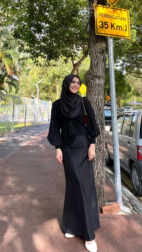 Drescode Black Hijab, Dahlia Rizal Outfit, Malaysian Outfit Ideas, Annual Dinner Outfit Hijab, Black Satin Dress Hijab, Gala Dinner Outfit Hijab, Hijab Outfit Party, Black Skirt Outfit Hijab, Malaysian Hijab Style