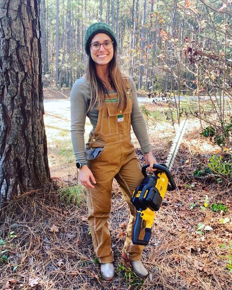 Working Overalls Women, Farm Overalls Women, Women Farmers Outfit, Overall Farm Outfit, Womens Work Overalls, Overalls For Work, Female Contractor Outfit, Liberty Overalls Women, Duluth Gardening Overalls