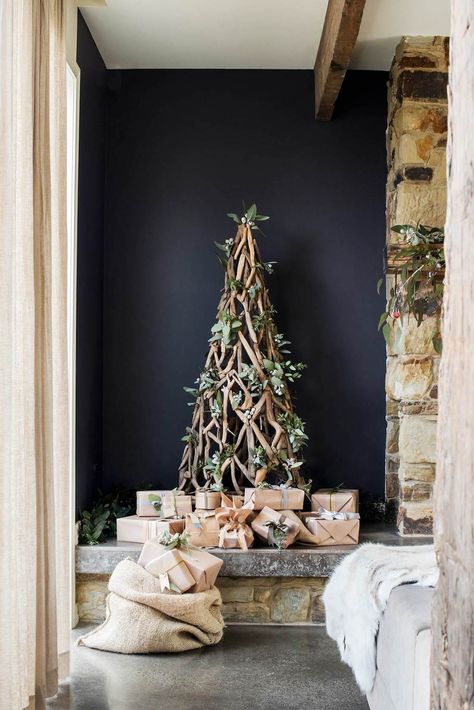 23 alternative Christmas tree ideas - Style Curator Aussie Homes, Australian Christmas Tree, Christmas Decorations Australian, Christmas Tree Colour Scheme, Contemporary Christmas Trees, Driftwood Christmas Tree, Eco Christmas, Christmas Miracle, Aussie Christmas